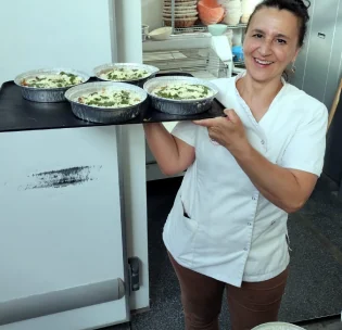 Mariana con bandejas recién hechas