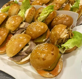 Minihamburguesas de catering con pan de sésamo